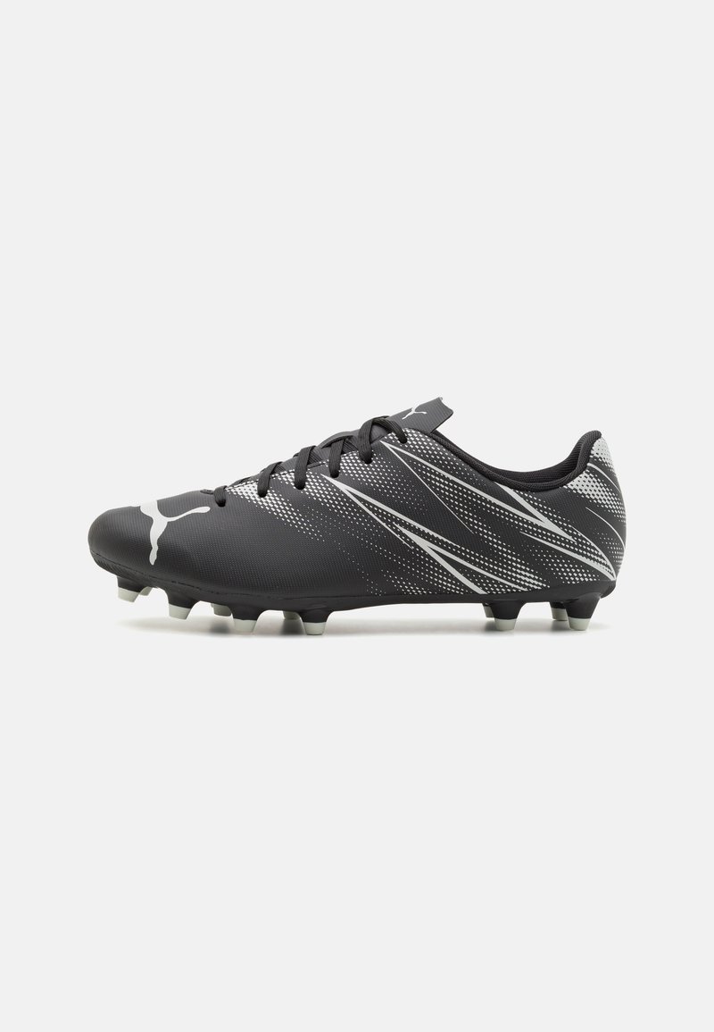 Botas de fútbol negras con una superficie texturizada, rayas diagonales blancas y un diseño elegante. Presenta un cierre con cordones en la parte delantera y una suela con tacos.