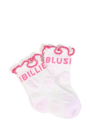Paire de chaussettes blanches pour bébé avec des bords froncés roses et des lettres roses formant "BILLIE BLUSH" sur les revers.