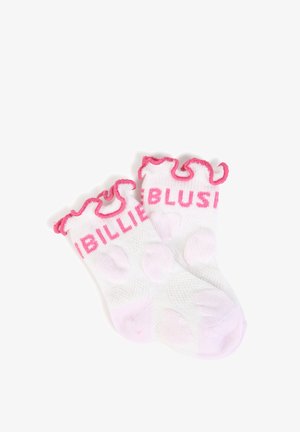 Paire de chaussettes blanches pour bébé avec des bords froncés roses et des lettres roses formant "BILLIE BLUSH" sur les revers.