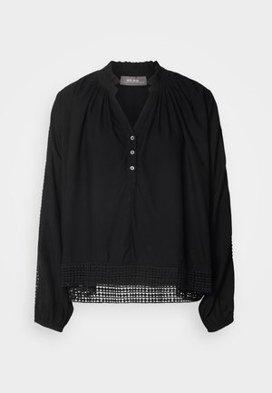 Must mustriga, pikkade varrukatega, placket ees ja ümar kaelus. Tootel on peened pitsdetailid alläärtes ja mansettides. Sujuv kangas.