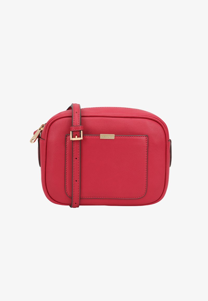 Rood leren schoudertas met een rechthoekige vorm, voorzien van een ritsluiting, verstelbare riem en een voorvak. Gouden hardware accenten.