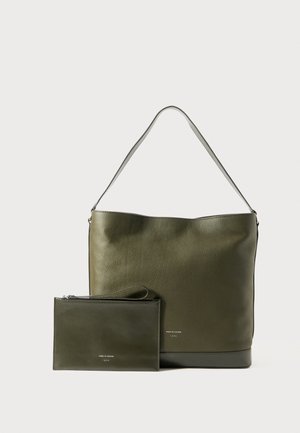 Olivenfarget skinn tote-veske med teksturert overflate og en matchende glidelåsveske. Begge har et enkelt design og justerbar skulderrem.