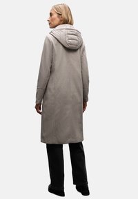 Langer grauer Wollmischmantel mit einer pufferigen grauen Kapuze. Hat ein gerades Design und Seitentaschen. Der Mantel reicht bis zur Mitte der Waden.