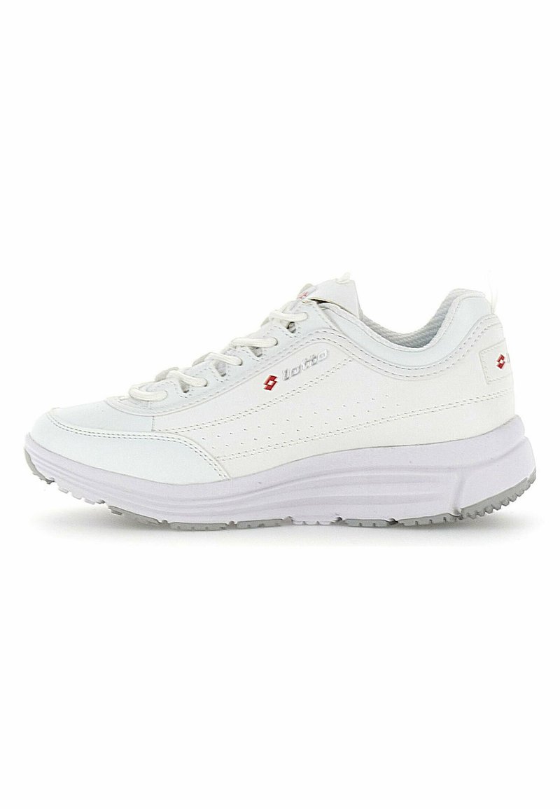 Sneaker bianco con tomaia sintetica liscia, collo imbottito e suola testurizzata. Presenta un logo sottile e dettagli perforati.