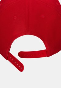 Rode baseballpet met een verstelbare plastic band, een gladde stofstructuur, een zespanelenontwerp en ventilatiegaten aan de bovenkant.