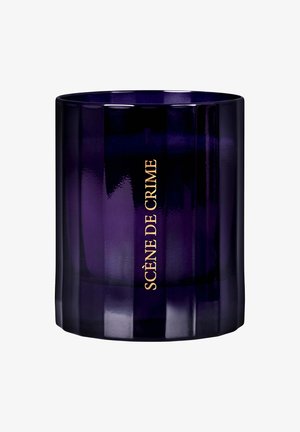 Bougeoir en verre violet avec une surface texturée, présentant le texte doré "SCÈNE DE CRIME" affiché en évidence à l'avant.