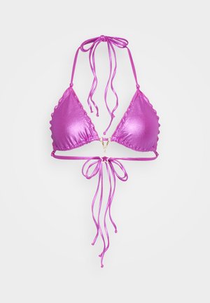 Top de bikini en forma de triángulo rosa hecho de un material brillante y similar al satén. Presenta un borde en forma de ola, lazos ajustables y un cierre dorado en la parte delantera.