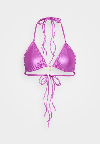 Top de bikini em forma de triângulo cor-de-rosa, feito de um material brilhante e semelhante a seda. Apresenta uma borda em forma de onda, laços ajustáveis e um fecho dourado na frente.