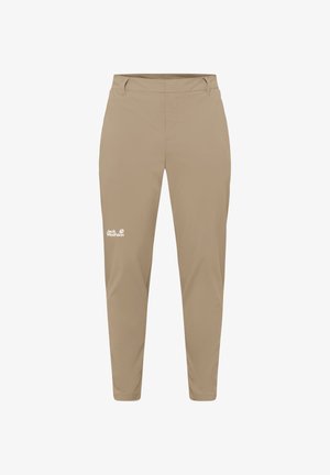 Pantalon d'extérieur beige fuselé avec passants pour ceinture et poches avant, portant un logo blanc Jack Wolfskin sur la cuisse gauche.