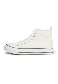 Zapatilla alta de lona blanca con punta redonda, seis ojetes, herrajes plateados y una franja azul marino a lo largo de la suela. Textura suave, diseño minimalista.
