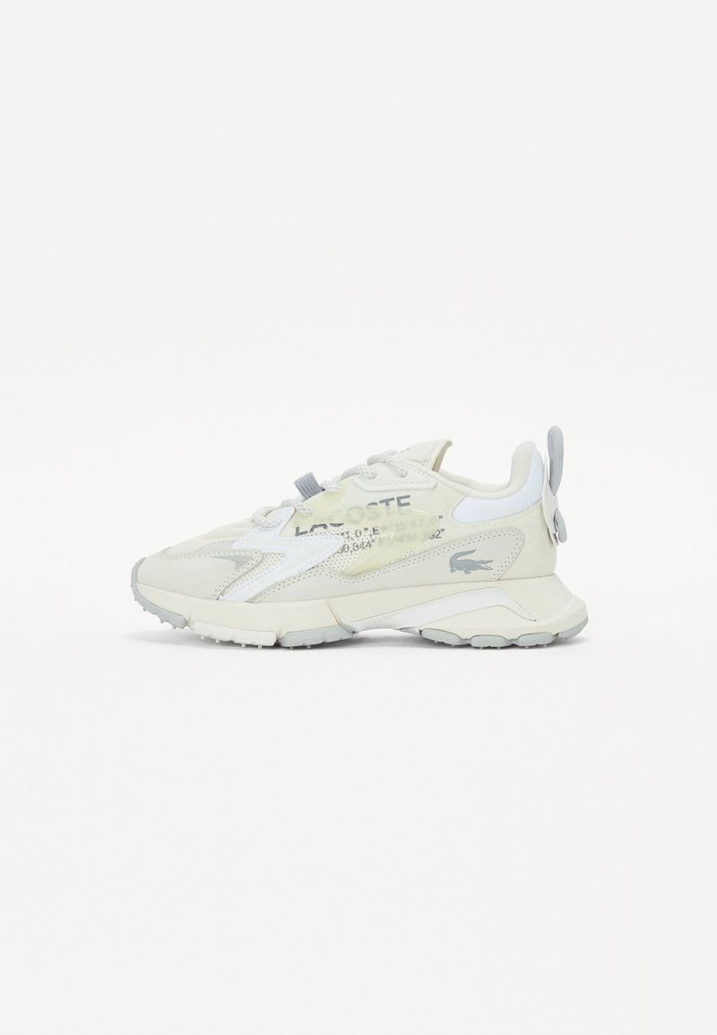 Baskets Lacoste en gris clair et blanc, avec des matériaux en mesh et en daim, une semelle épaisse et des accents de logo sur le côté et la languette.