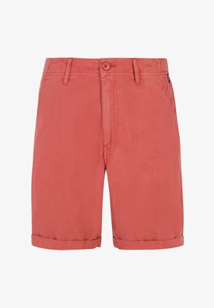 Pantalones cortos de algodón rojos con cierre de botón, dobladillo doblado y bolsillos frontales. Textura suave y diseño de corte recto.