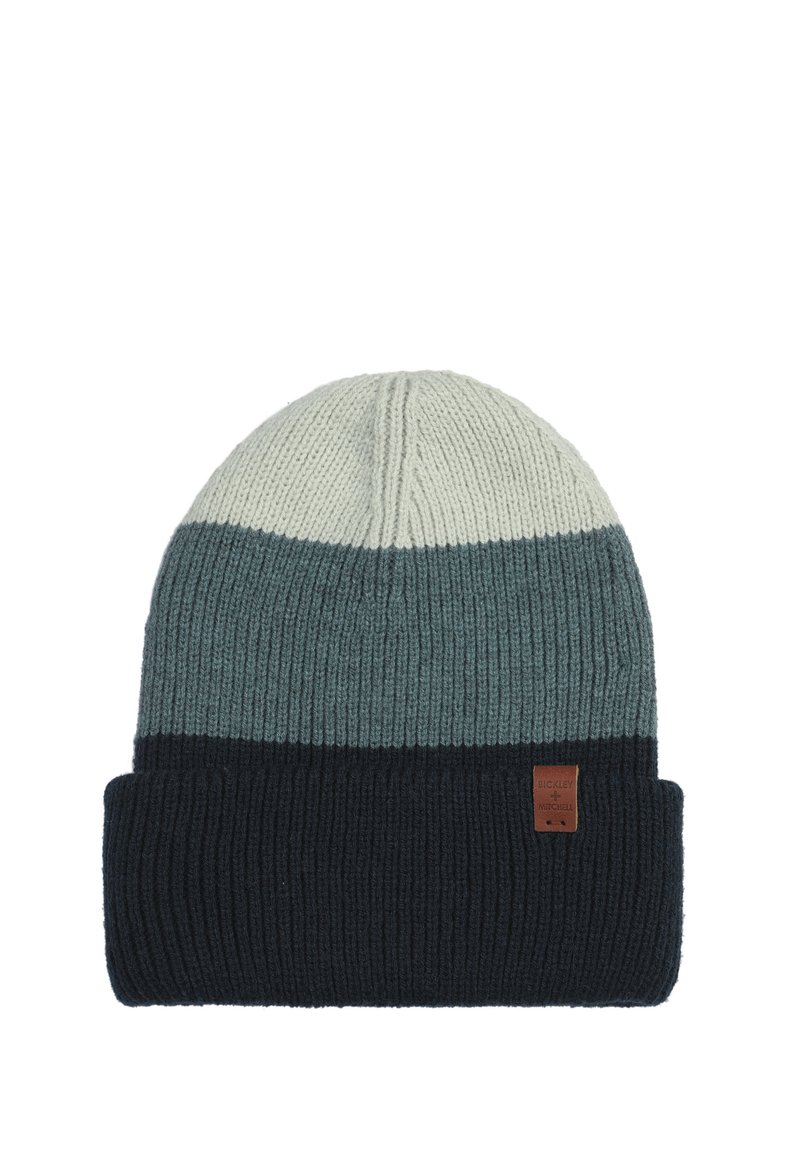 Zrobiona na drutach czapka typu beanie w naprzemiennych paskach w jasnoszarym, kolorze teal i ciemnogranatowym. Posiada żebrowaną fakturę oraz małą brązową skórzaną metkę z logo.