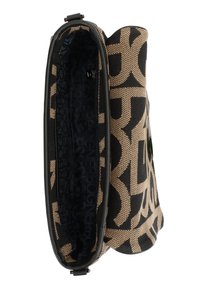 Bolso de mano con patrón negro y beige, con exterior de lienzo texturizado, cierre de cremallera y forro de tejido de marca en oscuro.