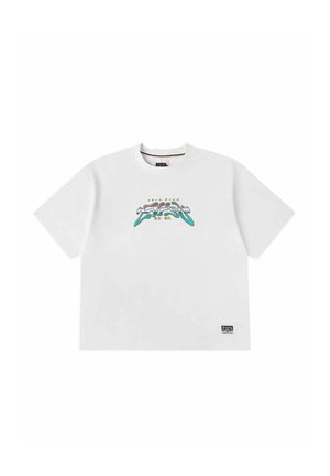 T-shirt bianca a maniche corte con scollo rotondo, grafica astratta colorata e piccola toppa logo vicino all'orlo sul davanti al centro.