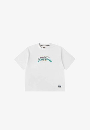 T-shirt bianca a maniche corte con scollo rotondo, grafica astratta colorata e piccola toppa logo vicino all'orlo sul davanti al centro.