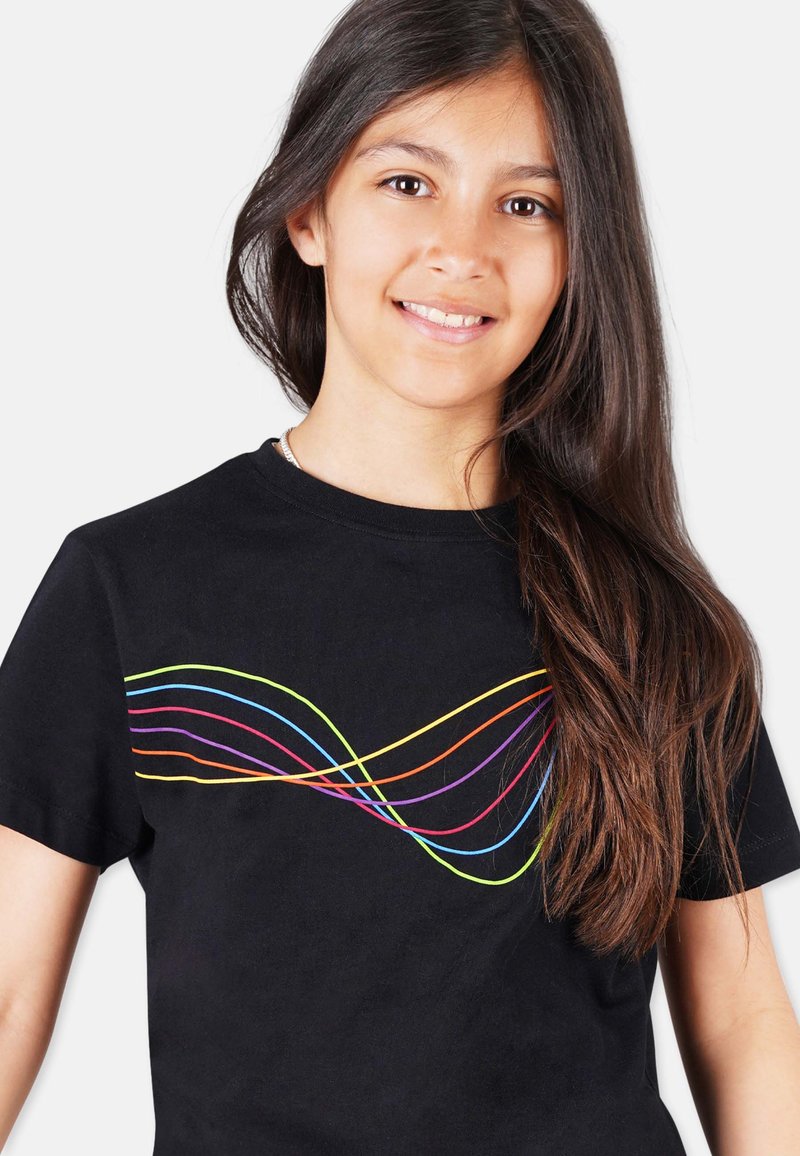 Svart bomull t-shirt med korta ärmar som har flerfärgade vågiga linjer i gult, blått, rosa och lila över bröstet.