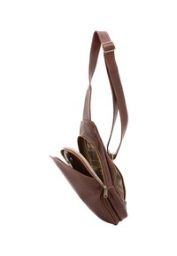 Borsa a tracolla in pelle marrone con manico regolabile, doppi scomparti con zip, interno beige con motivo a quadri e accessori in metallo lucido.