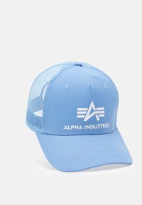 Világoskék trucker sapka, amely szövetből és hálóból készült, az elején fehér logóval és "ALPHA INDUSTRIES" szöveggel. Ívelt napellenző.