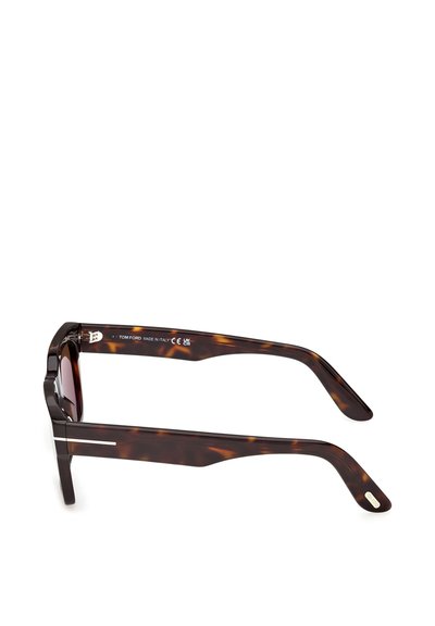 Rechthoekige brillenframes in schildpadkleur, zijaanzicht, met een zilveren sierlijn en merkspecificaties op de slapen.