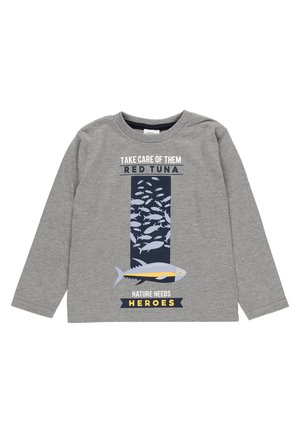 Graues Langarmshirt mit Fischgrafik und dem Text "Take care of them Red Tuna" und "Nature needs heroes" auf der Vorderseite.