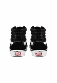 Zapatillas altas negras de material de ante texturizado, con acentos blancos, puntera redondeada y cuello acolchado; presenta el logotipo característico en el talón.