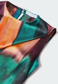 Mehrfarbige ärmellose Bluse mit glatter, glänzender Textur. Sie hat einen starken Verlauf in den Farben Grün, Orange und Lila, mit einem abgerundeten Halsausschnitt.