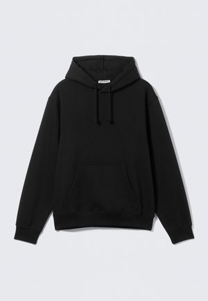 Zwarte pullover hoodie met een voorzak en een capuchon met koord, plat gelegd op een witte achtergrond.