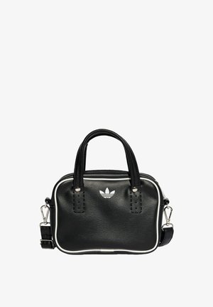 Sac à main en cuir noir avec deux poignées courtes, quincaillerie argentée, accents blancs et un logo blanc. Présente une surface texturée et un design compact.