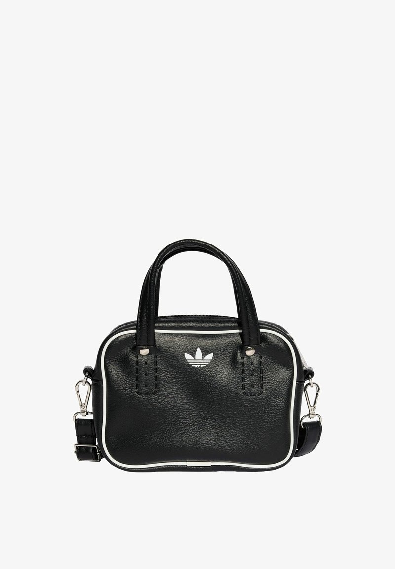 Černá kožená kabelka se dvěma krátkými uchy, stříbrným kováním, bílými detaily a bílým logem. Má texturovaný povrch a kompaktní design.