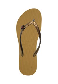 Brązowe klapki z teksturowaną podeszwą, brązowymi paskami z ozdobnym czerwonym klejnotem oraz tłoczonym logo na wkładce.