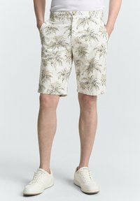 Weiße Shorts mit einem beige- und schwarzen Palmbaumdruck, mit geradem Schnitt, zwei vorderen Taschen und einem Knopfverschluss.