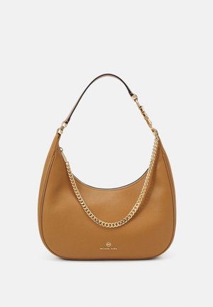 Torebka Michael Kors z jasnobrązowej skóry z złotym łańcuszkiem i pojedynczym paskiem na ramię na jednolitym tle.