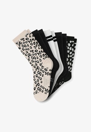 Sechser-Set Socken in verschiedenen Farben: eine beige mit schwarzem Leopardenmuster, vier einfarbige schwarze, eine weiße mit schwarzen Streifen und eine weiße mit schwarzen Punkten.
