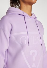 Guess NEW ALISA - Mikina s kapucí - lilac forever