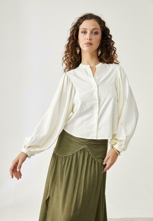 MAO MANGAS ABULLONADAS - Blusa - plateado