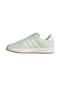 Sneaker verde chiaro con tre strisce bianche, tomaia in sintetico liscio, punta rotonda, colletto imbottito e suola in gomma naturale.