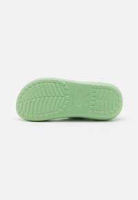 Talpa de cauciuc verde menta cu un model texturat, având striații și secțiuni ridicate pentru aderență.