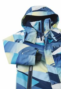 Kolorowa wodoodporna kurtka z kapturem, abstrakcyjne niebieskie i żółte wzory, akcenty z rzepami oraz zamek błyskawiczny z przodu zapewniający bezpieczne zapięcie.