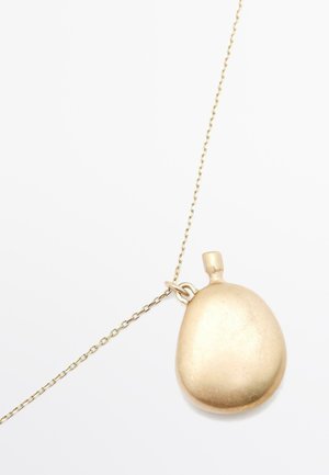 Collana con ciondolo in tonalità oro, presenta un ciondolo ovale e lucido su una catena sottile con una texture liscia e un design minimalista.