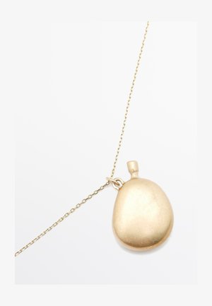 Goudkleurige hangersketting met een ovale, gepolijste hanger aan een dunne ketting met een gladde textuur en minimalistisch ontwerp.