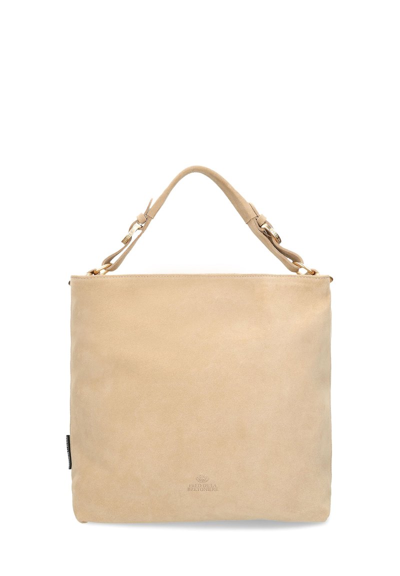 Beige suède handtas met een platte rechthoekige vorm, een bovenhandvat en goudkleurige hardware. Soepele textuur met geperst logo-detail.