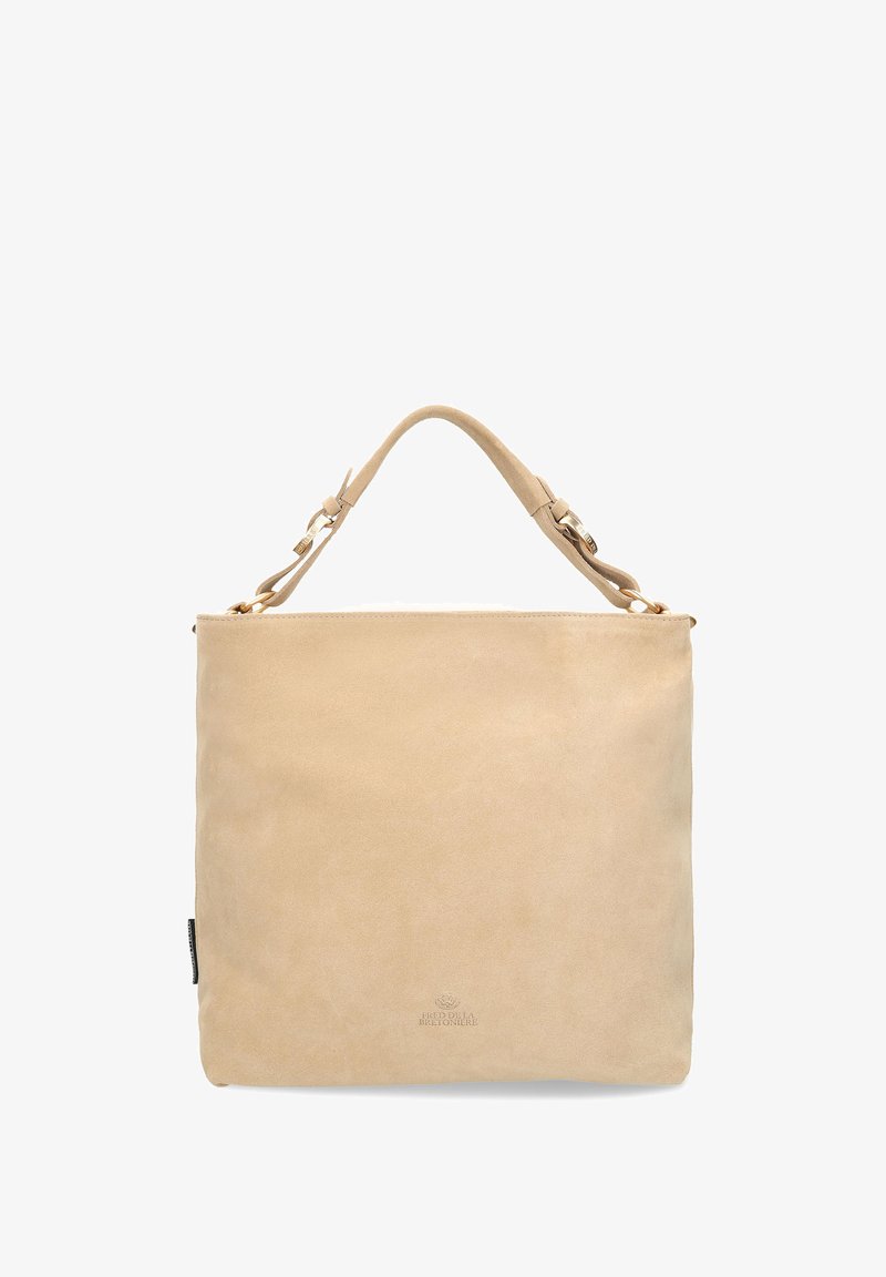 Beige suède handtas met een platte rechthoekige vorm, een bovenhandvat en goudkleurige hardware. Soepele textuur met geperst logo-detail.