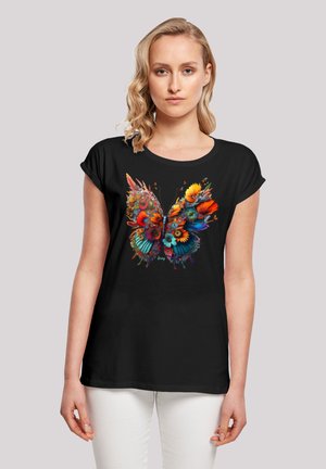Schwarzes T-Shirt mit einem bunten Schmetterlingsdesign und floralen Akzenten. Kurze Ärmel und lockere Passform, die lebendige Farben und detaillierte Muster betont.