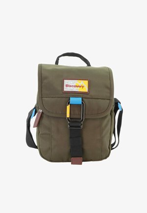 Mochila de tela verde con cierre de solapa, correa de hombro ajustable, que presenta un logo en amarillo y rojo, y acentos en azul y amarillo.