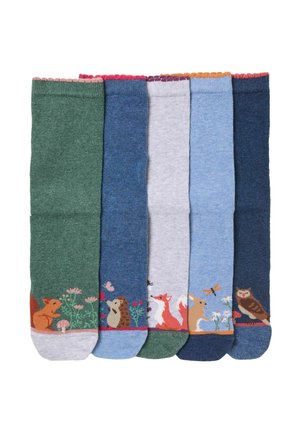 Fünf Paare bunter Socken mit Waldtiermotiven, darunter Eichhörnchen, Igel, Fuchs, Kaninchen und Eule, auf dem unteren Teil.