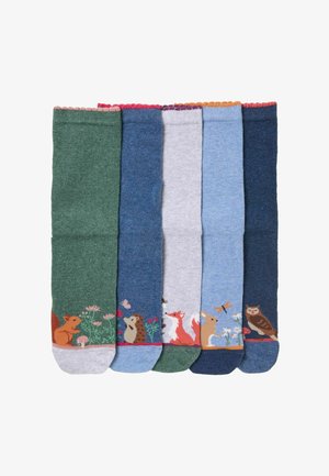 Fünf Paare bunter Socken mit Waldtiermotiven, darunter Eichhörnchen, Igel, Fuchs, Kaninchen und Eule, auf dem unteren Teil.