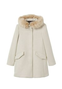 Abrigo beige con cuello de pelo sintético, diseño recto, bolsillos frontales y cierre sin botones. Fabricado con una tela suave y texturizada.