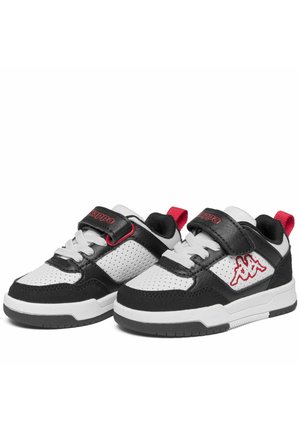 Scarpe da ginnastica per bambini bianche e nere con logo rosso, strap in Velcro, parte anteriore con lacci e linguetta rossa sul tallone.