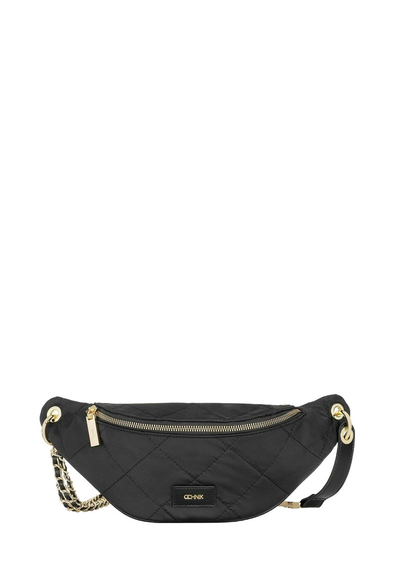 Czarna torba z pikowanego materiału o kształcie półksiężyca, z złotymi akcentami, zamek błyskawiczny z przodu oraz łańcuszkowym paskiem.